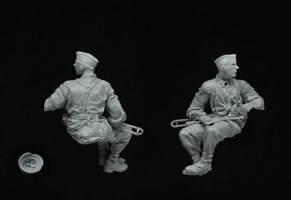 1/35 WWI German Infantry Seated Observing, 2 Figures, Resin Model Figure Kit, Unassembled and Unpainted