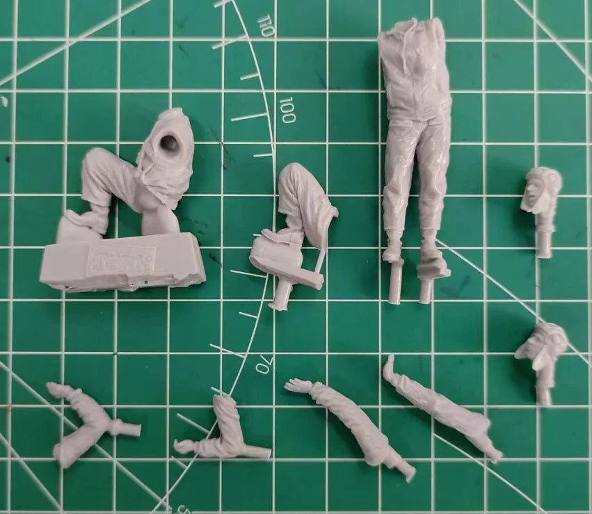 1/35 Cold War Soviet Tank Crew in Combat Positions, 2 Figures, Resin Model Figure Kit, Unassembled and Unpainted