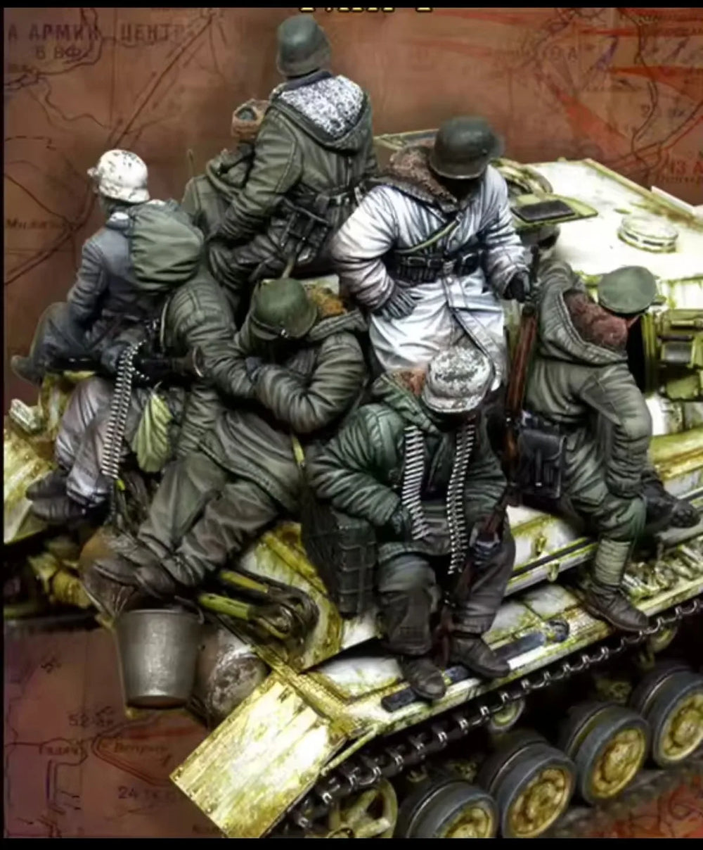 1/35 Modern Tactical Soldiers with Combat Gear, 8 Figures, Resin Model Figure Kit, Unassembled and Unpainted