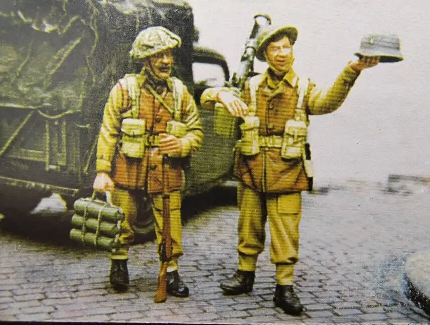 1/35 WWII German Afrika Korps, 2 Figures, Resin Model Figure Kit, Unassembled and Unpainted