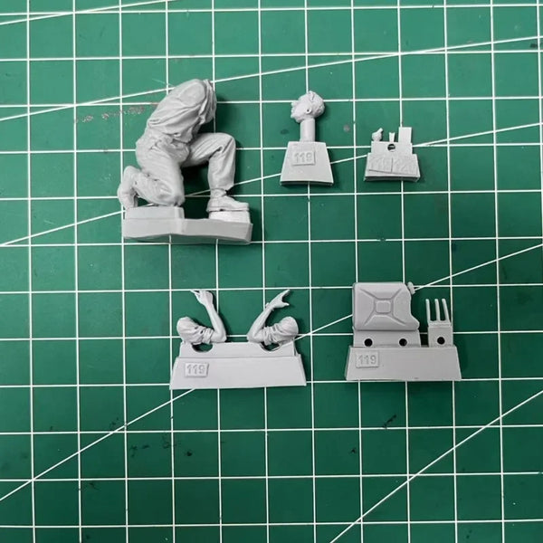 1/35 WWII German Officer Crouched with Binoculars, Resin Model Figure Kit, Unassembled and Unpainted