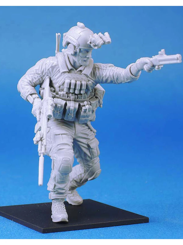 1/24 Modern Soldier Directing Fire, Resin Model Figure Kit, Unassembled and Unpainted
