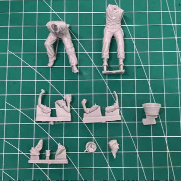 1/35 WWII Soldiers with Tank Scene, 2 Figures, Resin Model Figure Kit, Unassembled and Unpainted