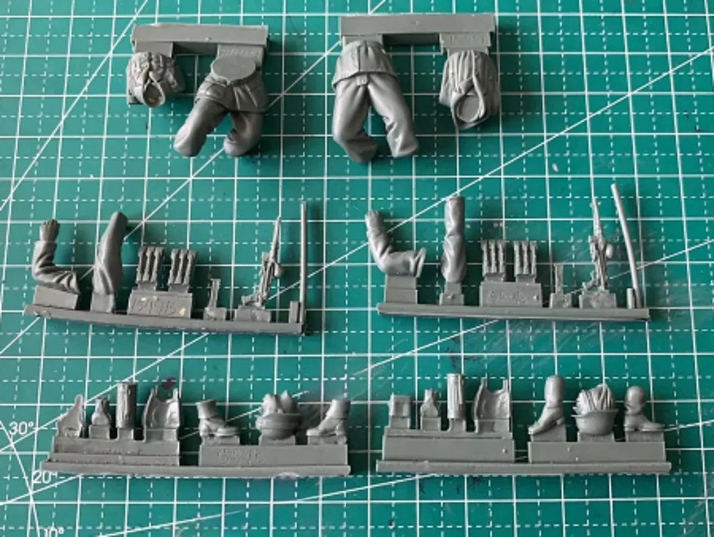 1/35 WWII German Infantry Throwing Grenades, 2 Figures, Resin Model Figure Kit, Unassembled and Unpainted