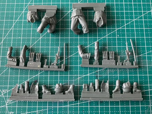 1/35 WWII German Infantry Throwing Grenades, 2 Figures, Resin Model Figure Kit, Unassembled and Unpainted