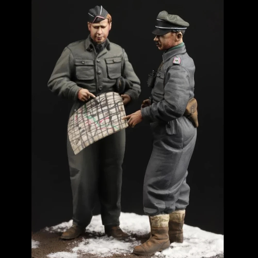 1/35 WWI Officers Discussing Tactics, 2 Figures, Resin Model Figure Kit, Unassembled and Unpainted