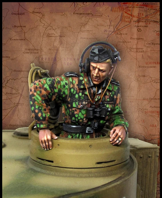 1/35 WWII German Tank Commander at Hatch, Resin Model Figure Kit, Unassembled and Unpainted