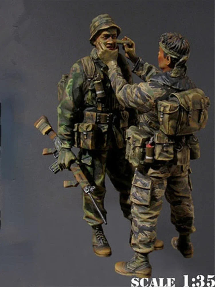 1/35 Vietnam War Australian SAS Soldiers Planning Air Operation, 2 Figures, Resin Model Figure Kit, Unassembled and Unpainted