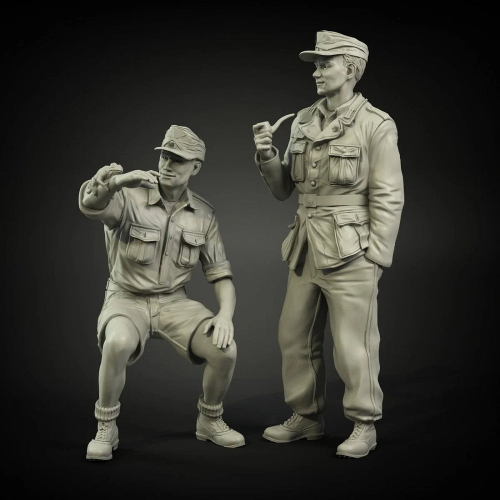 1/35 WWII German Officer and Kneeling Signaller, 2 Figures, Resin Model Figure Kit, Unassembled and Unpainted
