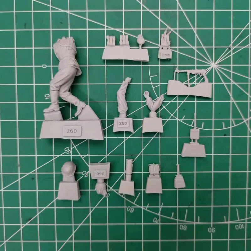1/35 WWII German Wounded Soldier Stalingrad, Resin Model Figure Kit, Unassembled and Unpainted