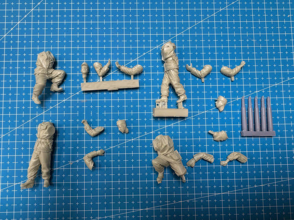 1/35 WWII German Tank Crew Operating T-34, 4 Figures, Resin Model Figure Kit, Unassembled and Unpainted