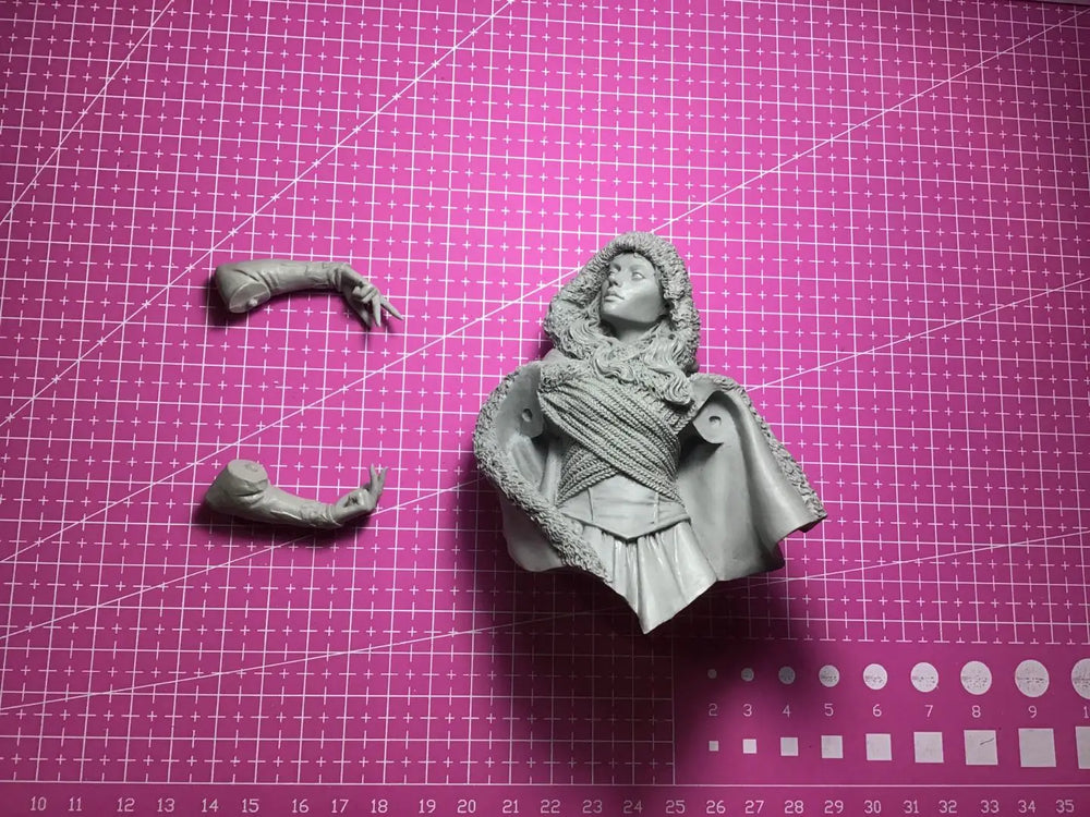 1/10 Hooded Sorceress with Wrapped Armor, Resin Model Bust Kit, Fantasy Theme, Unassembled and Unpainted