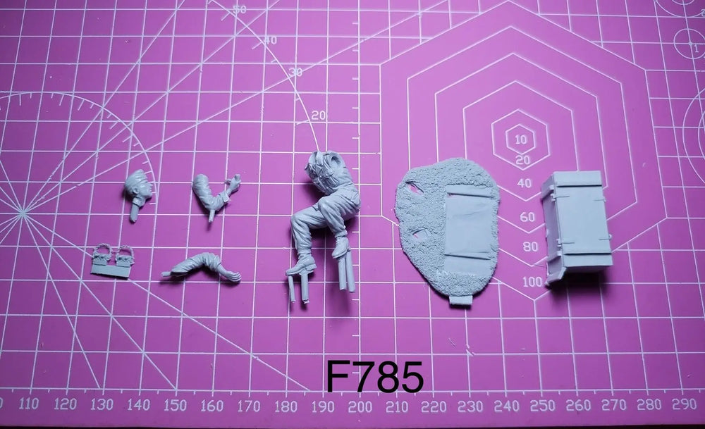 1/35 Soldier, Resin Model Figure Kit, Fantasy Theme, Unassembled and Unpainted