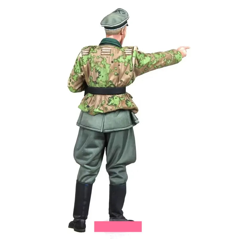 1/16 WWII German Officer Commanding in Splinter Camo, Resin Model Figure Kit, Unassembled and Unpainted