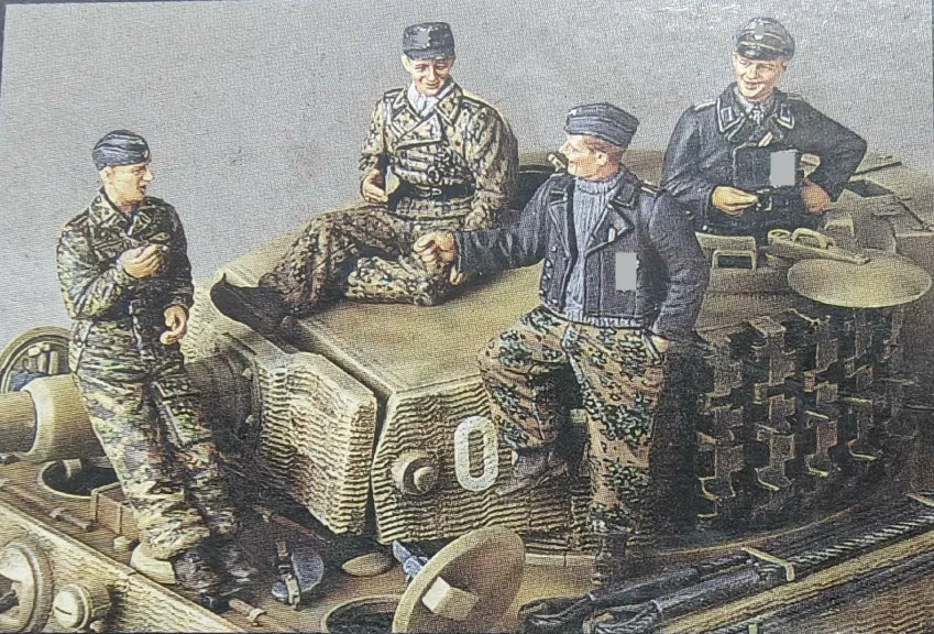 1/35 WWII German Panzer Crew in Splinter Camouflage, 4 Figures, Resin Model Figure Kit, Unassembled and Unpainted