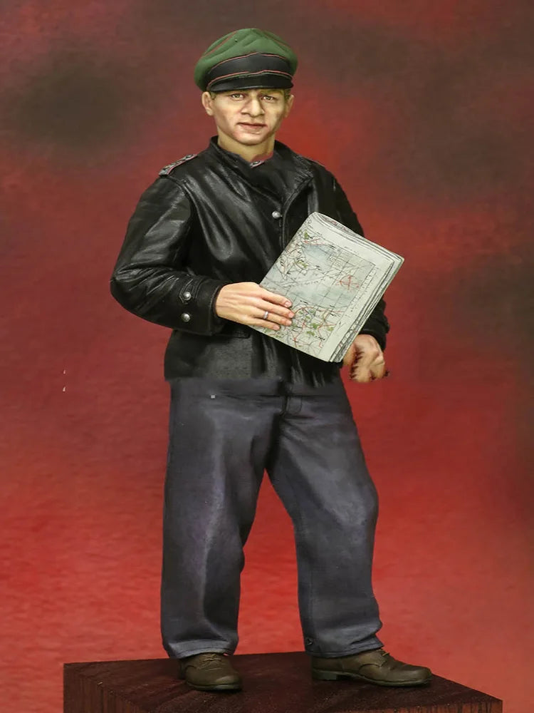 1/16 WWII German Officer Reading Map, Resin Model Figure Kit, Unassembled and Unpainted