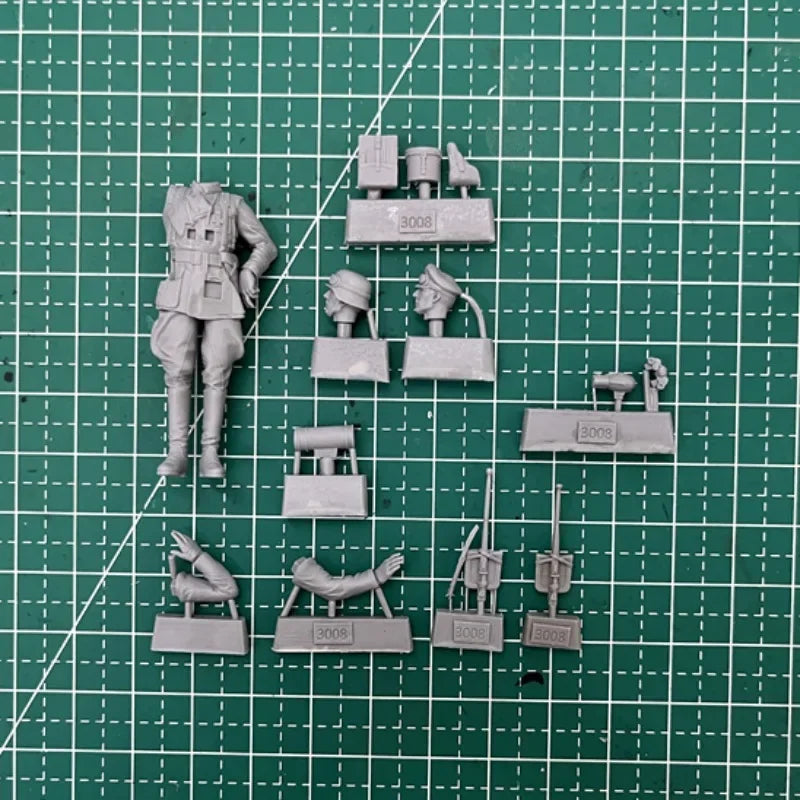 1/35 WWI German Officer Giving Salute, Resin Model Figure Kit, Unassembled and Unpainted