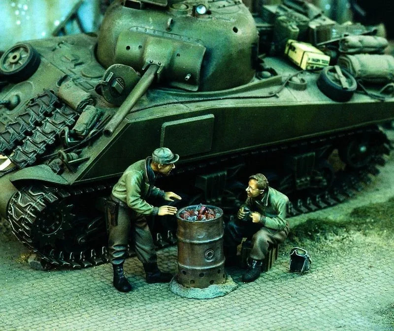 1/35 WWII German Tank Crew with Supply Barrel, 2 Figures, Resin Model Figure Kit, Unassembled and Unpainted