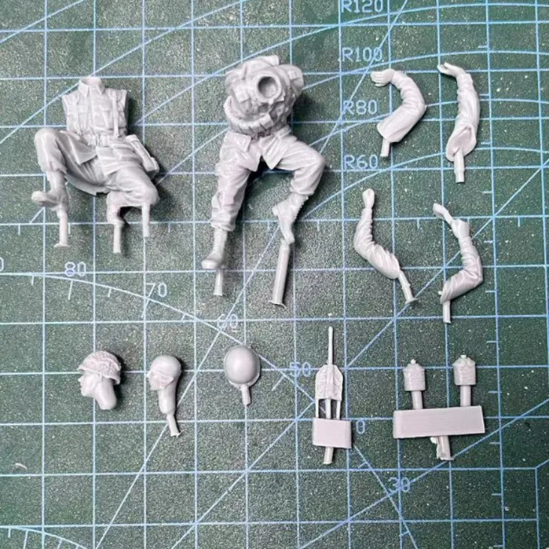 1/35 WWII US Infantrymen Resting, 2 Figures, Resin Model Figure Kit, Unassembled and Unpainted