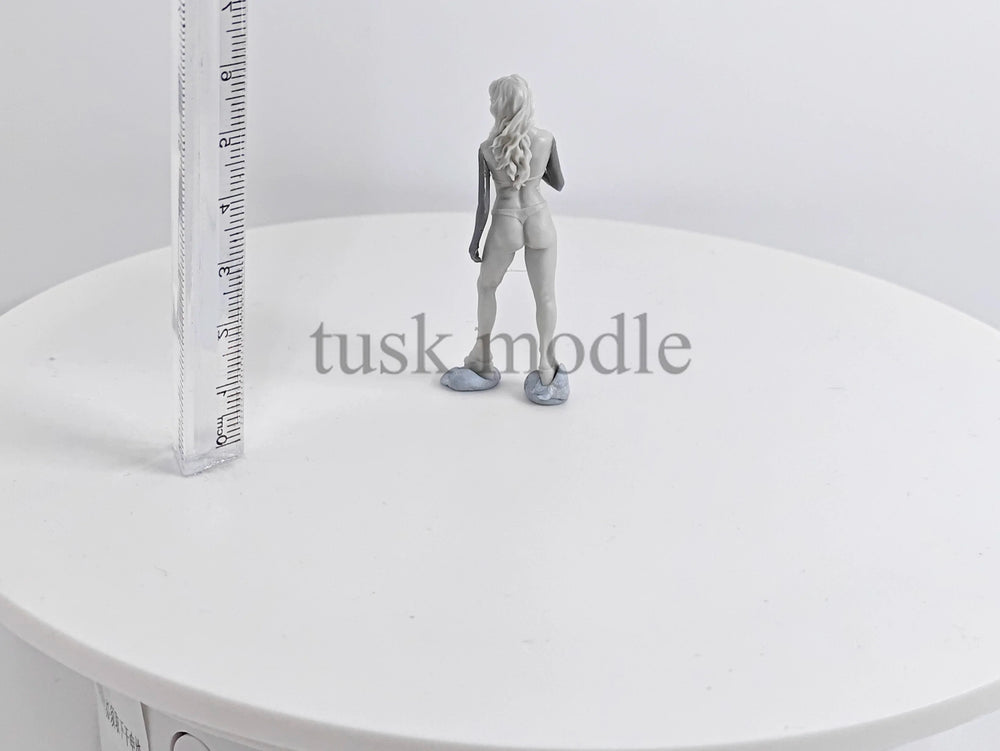 1/35 Female Pin-up in Sunglasses and Beach Attire, Resin Model Figure Kit, Unassembled and Unpainted