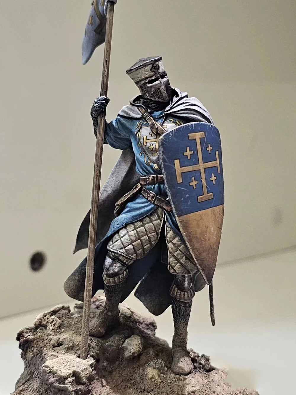 90mm Medieval Knight Standard Bearer with Cross, Resin Model Figure Kit, Unassembled and Unpainted