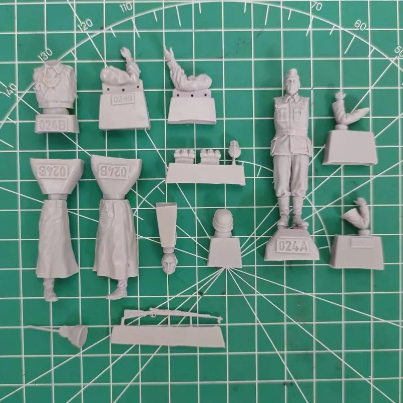1/35 WWI German Military Officers & Soldiers, 2 Figures, Resin Model Figure Kit, Unassembled and Unpainted