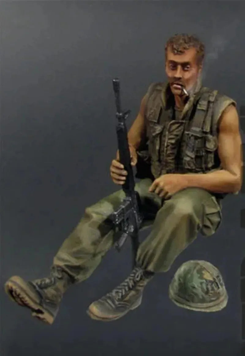 1/35 Vietnam War US Soldier Reading Map, Resin Model Figure Kit, Unassembled and Unpainted