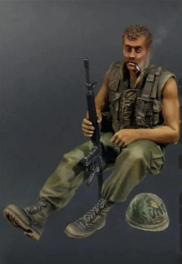 1/35 Vietnam War US Soldier Reading Map, Resin Model Figure Kit, Unassembled and Unpainted