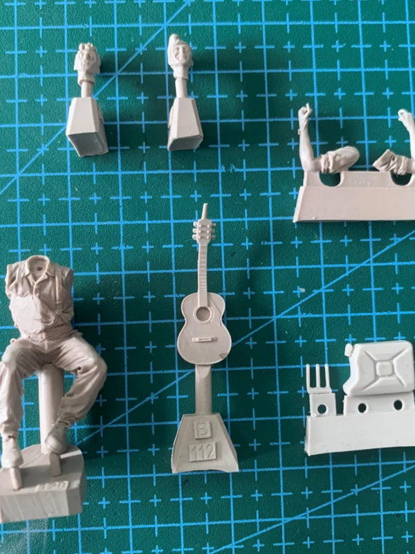 1/35 WWII German Soldier Musician, Resin Model Figure Kit, Unassembled and Unpainted