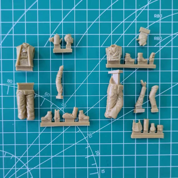 1/35 WWII German Tank Crewman & Civilian, 2 Figures, Resin Model Figure Kit, Unassembled and Unpainted