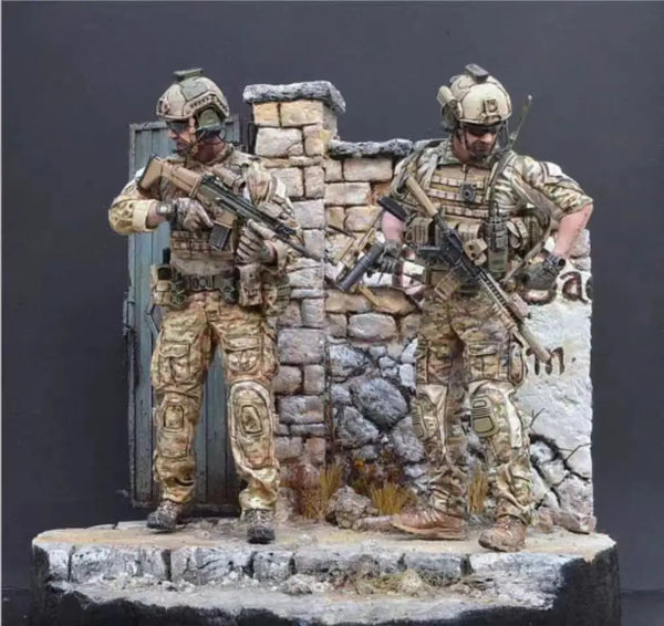 1/35 Modern Infantry in Desert Camouflage, 2 Figures, Resin Model Figure Kit, Unassembled and Unpainted