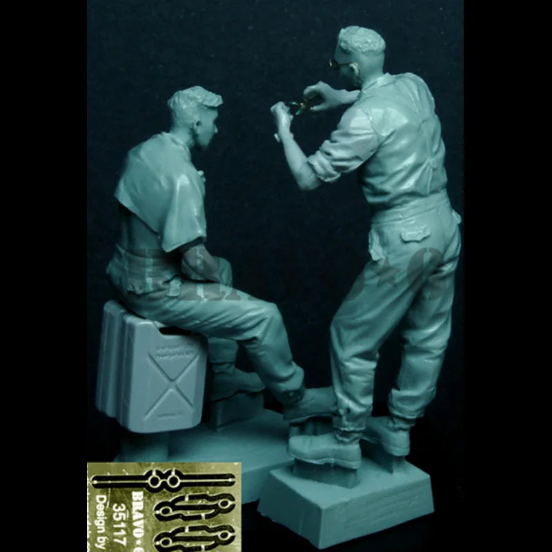 1/35 WWII German Soldier Receiving First Aid, 3 Figures, Resin Model Figure Kit, Unassembled and Unpainted