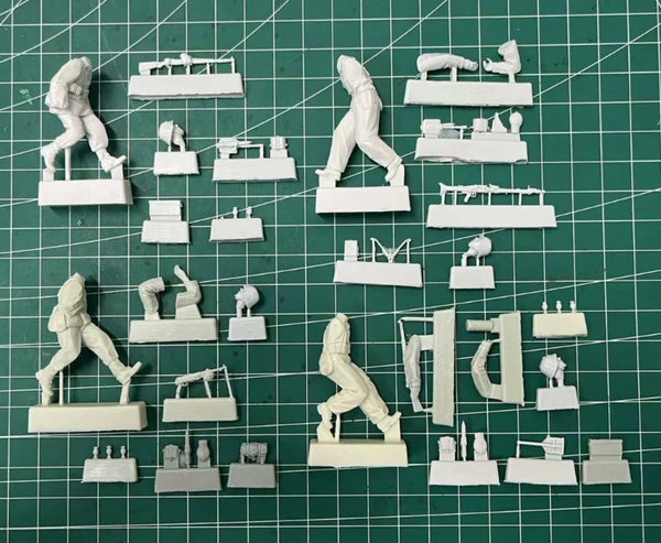 1/35 WWII Infantry Advancing with Assault Rifles, 4 Figures, Resin Model Figure Kit, Unassembled and Unpainted