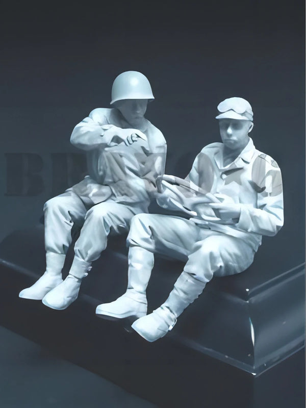 1/35 WWII Soldiers in Combat Rest, 2 Figures, Resin Model Figure Kit, Unassembled and Unpainted