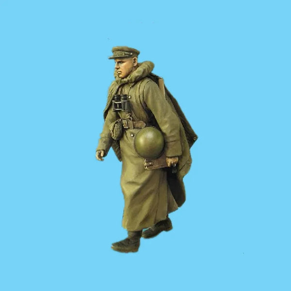 1/35 WWII German Infantry in Greatcoat with Gas Mask Bag, Resin Model Figure Kit, Unassembled and Unpainted