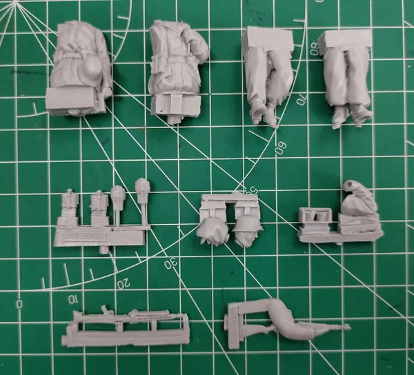 1/35 WWII German Officers Signaling in Winter Gear, 2 Figures, Resin Model Figure Kit, Unassembled and Unpainted