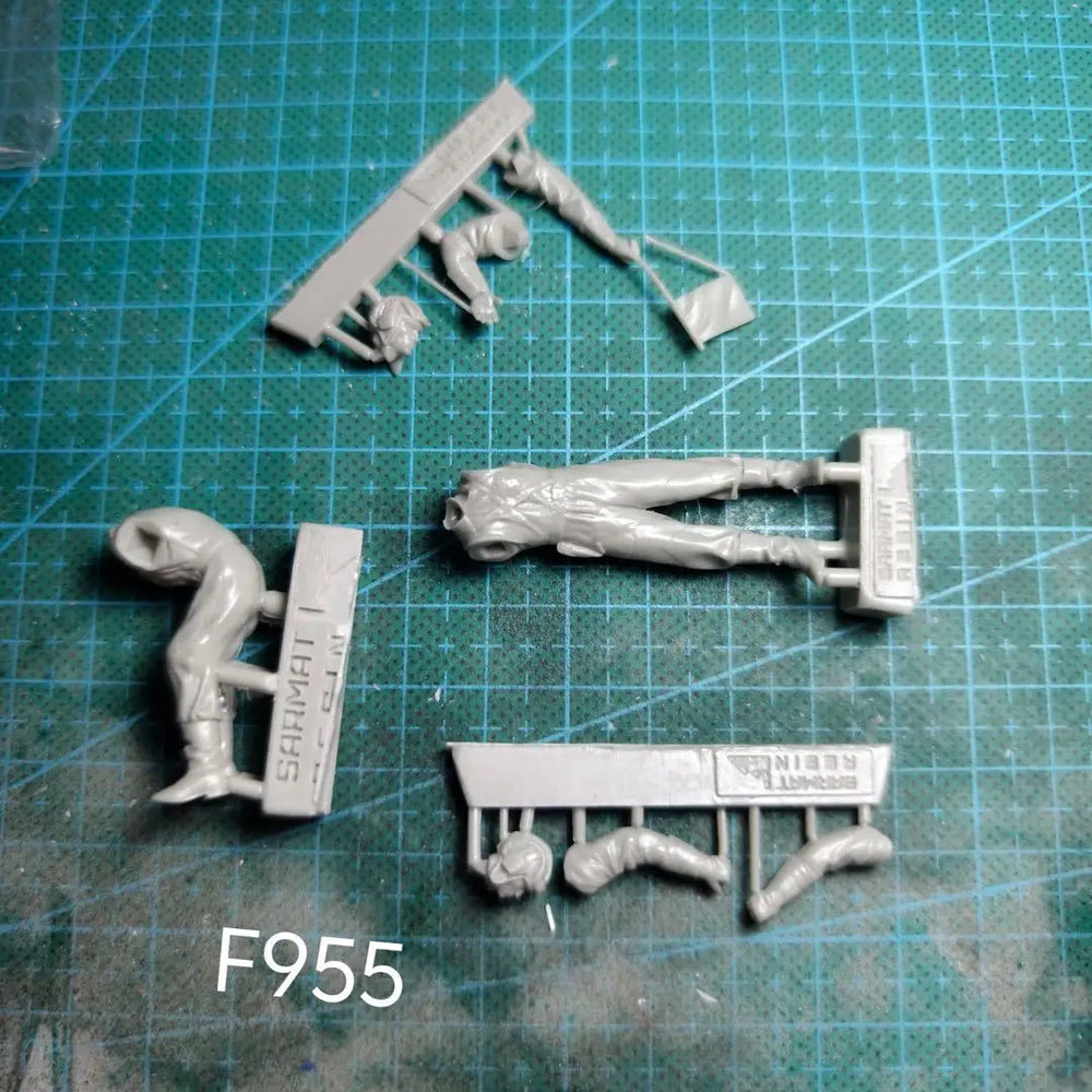 1/35 WWII German Infantry Kneeling with Rifle, Resin Model Figure Kit, Military Theme, Unassembled and Unpainted