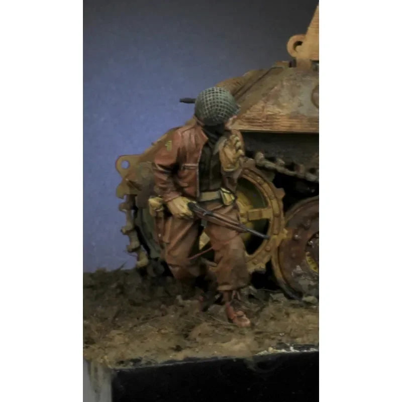 1/35 WWII US Tank Crew Servicing Engine, 2 Figures, Resin Model Figure Kit, Unassembled and Unpainted