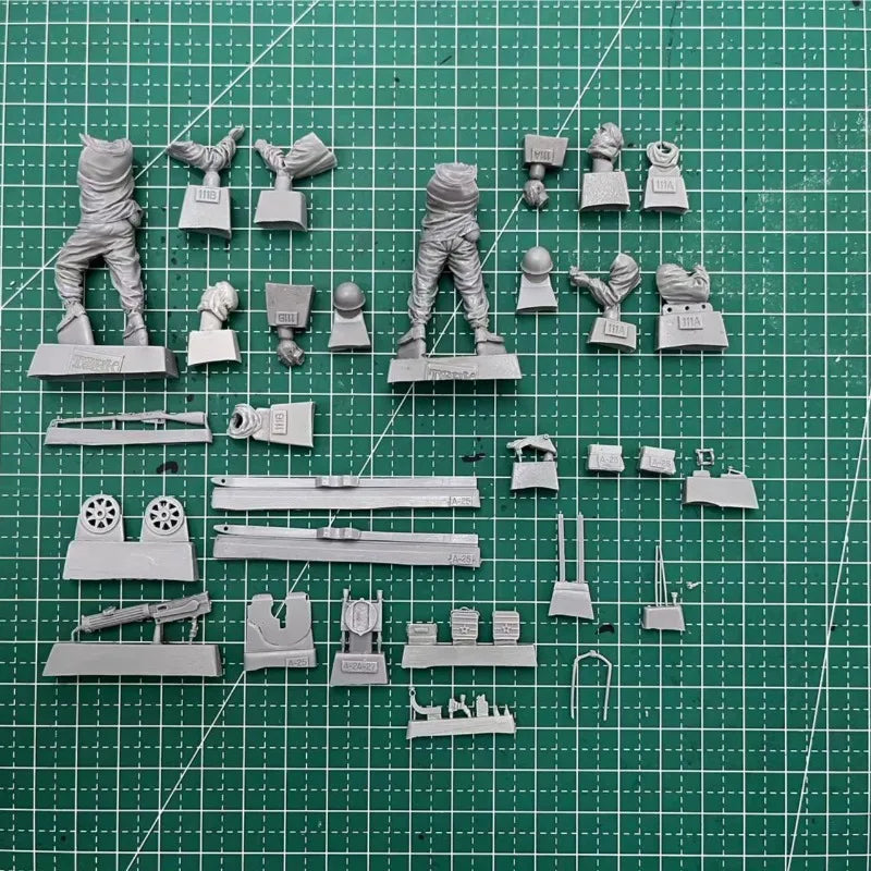 1/35 WWII Maxim Machine Gun Crew, 2 Figures, Resin Model Figure Kit, Unassembled and Unpainted