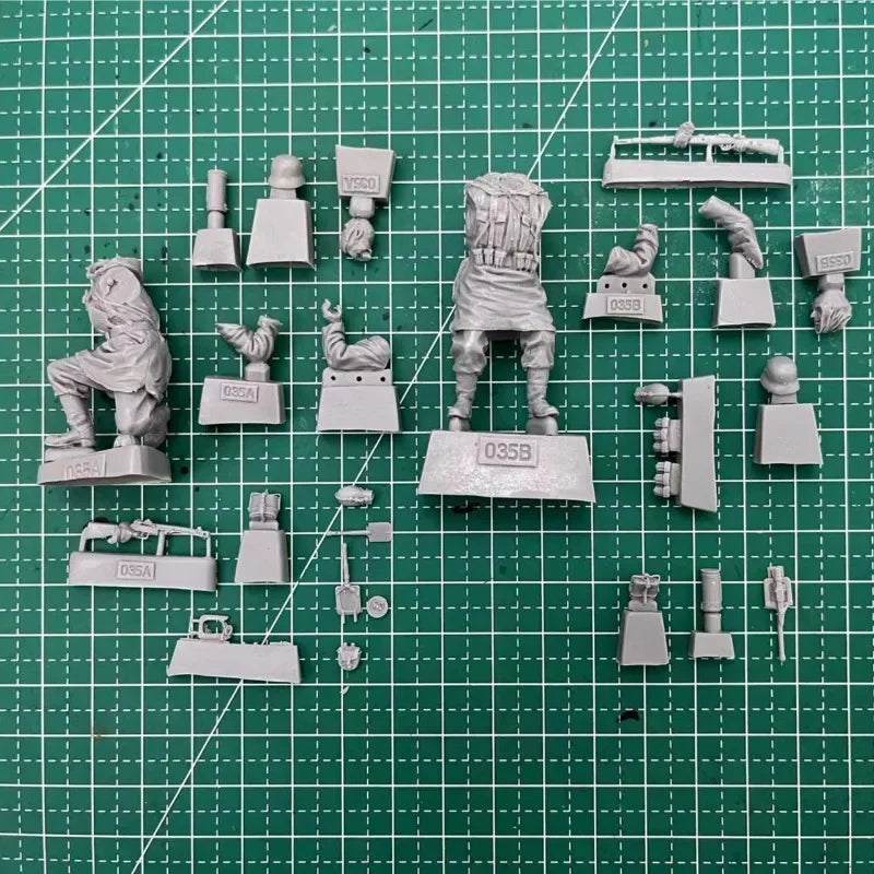 1/35 WWI Infantry Advancing with Bayonets, 2 Figures, Resin Model Figure Kit, Unassembled and Unpainted