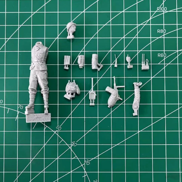 1/35 WWI Infantryman with Brodie Helmet, Resin Model Figure Kit, Unassembled and Unpainted
