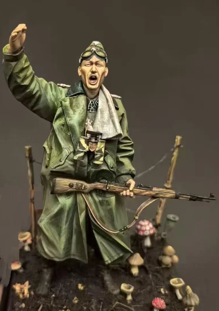 1/16 WWI German Soldier with Raised Arm and Rifle, Resin Model Figure Kit, Unassembled and Unpainted