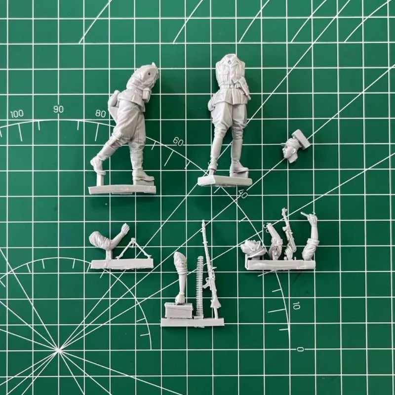 1/35 WWI German Officer and Machine Gunner, 2 Figures, Resin Model Figure Kit, Unassembled and Unpainted