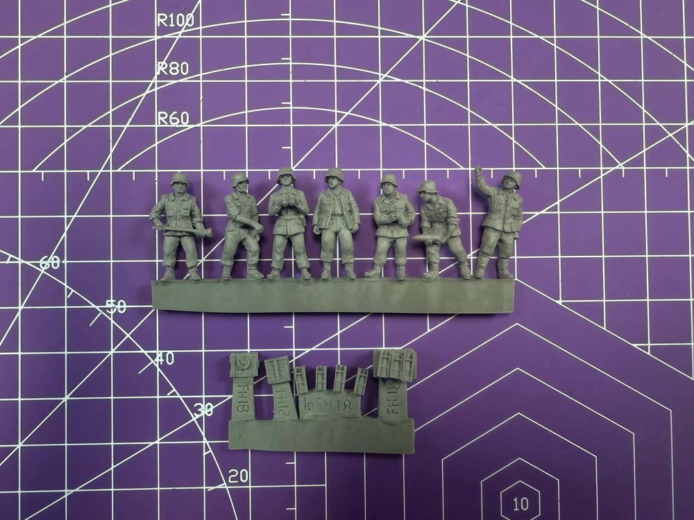 1/72 WWII Allied Soldiers with Fortifications, 6 Figures, Resin Model Figure Kit, Unassembled and Unpainted