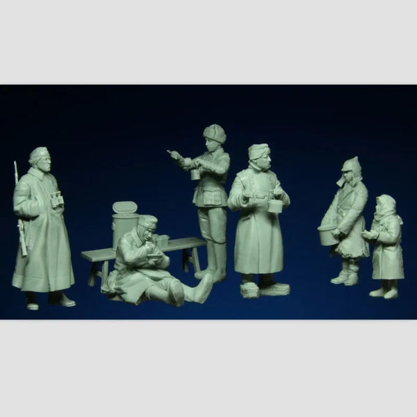 1/35 WWII Eastern Front Soldiers & Civilians, 35 Figures, Resin Model Figure Kit, Unassembled and Unpainted