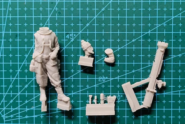 1/35 Medieval Soldier with Launcher, Resin Model Figure Kit, Unassembled and Unpainted