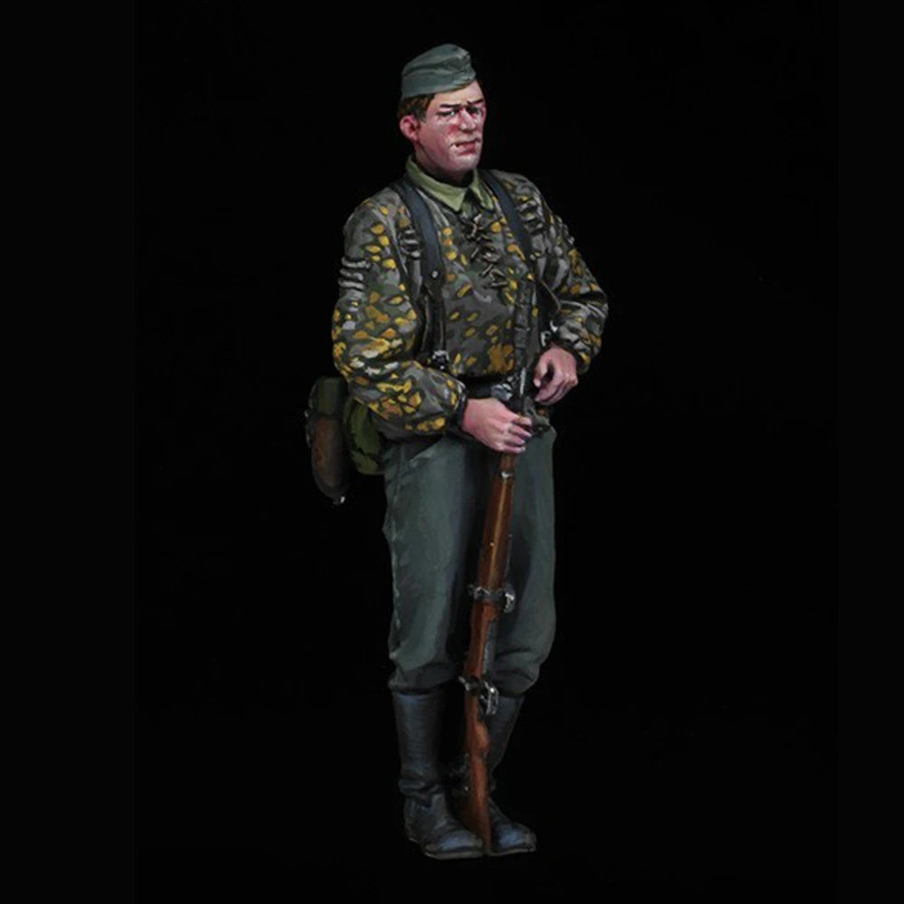 1/35 WWII German Infantry in Splinter Camouflage with Glasses, Resin Model Figure Kit, Unassembled and Unpainted