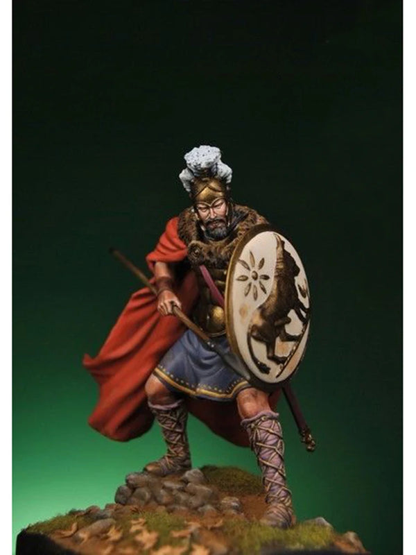 1/24 Medieval Crowned Warrior with Red Cloak and Shield, Resin Model Figure Kit, Unassembled and Unpainted