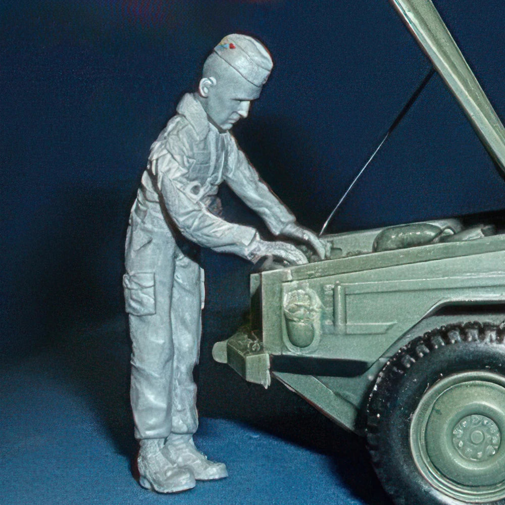 1/35 WWII German Mechanic Inspecting Truck, Resin Model Figure Kit, Unassembled and Unpainted