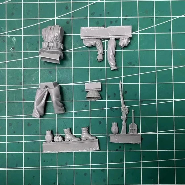 1/35 WWII German Soldier Signaling at Tank Hatch, Resin Model Figure Kit, Unassembled and Unpainted